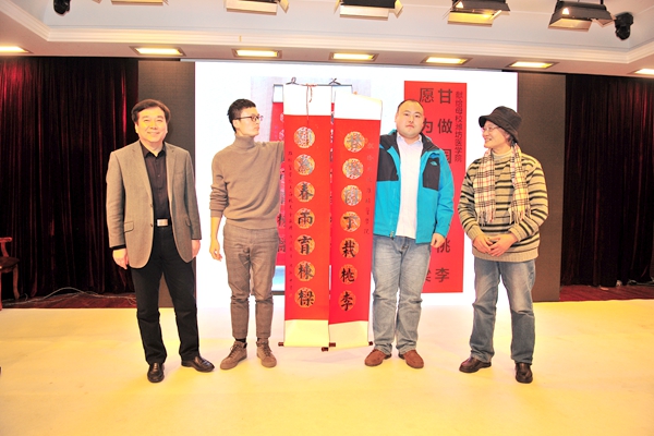 书法家沈新中向学校赠送书法作品 书法家沈新中向学校赠送书法作品
