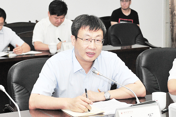 买球官网副校长,挂职青岛大学党委常委、副校长刘军主持签约仪式 买球官网副校长,挂职青岛大学党委常委、副校长刘军主持签约仪式