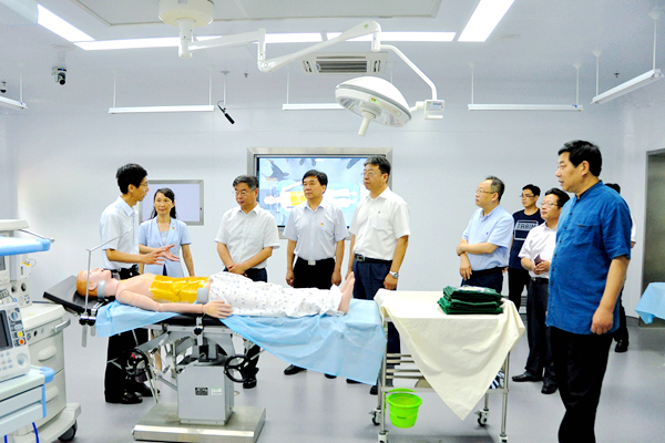 夏东伟一行参观买球官网国家级虚拟仿真实验教学中心 夏东伟一行参观买球官网国家级虚拟仿真实验教学中心