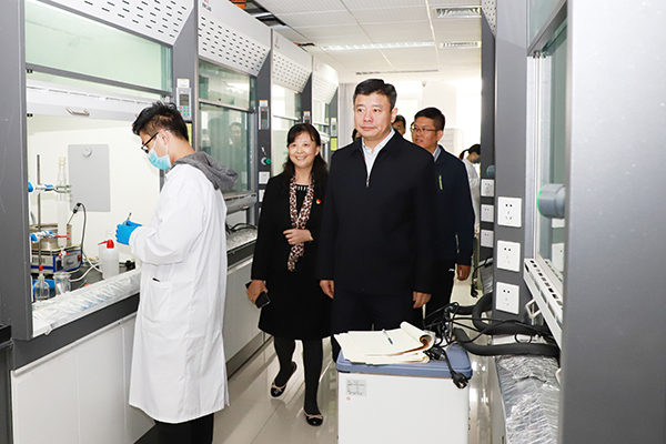 李明到药学院现场调研 李明到药学院现场调研