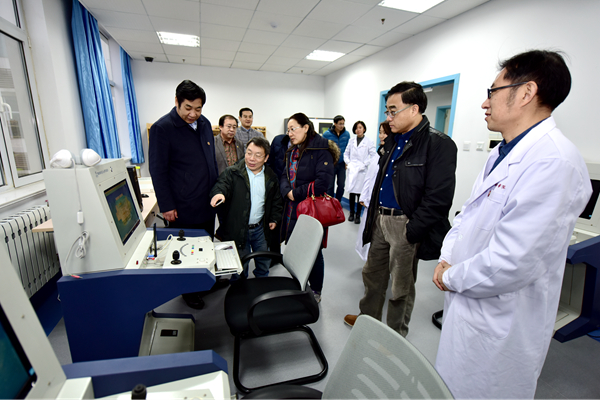 专家实地考察买球官网国家级临床医学虚拟仿真实验教学中心、康复医学实验实训中心