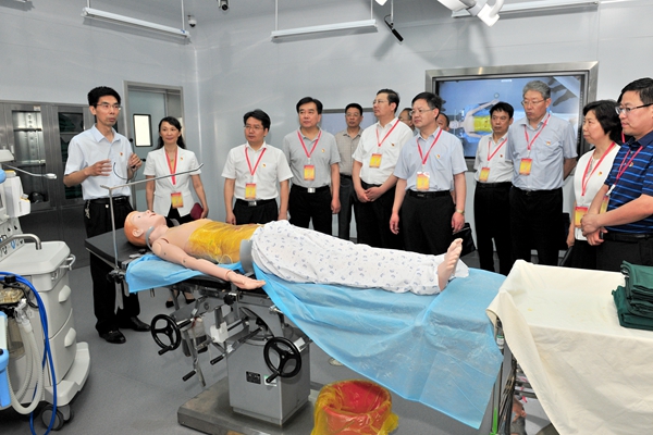 与会领导现场观摩买球官网医学实验实训中心党支部党建工作 与会领导现场观摩买球官网医学实验实训中心党支部党建工作