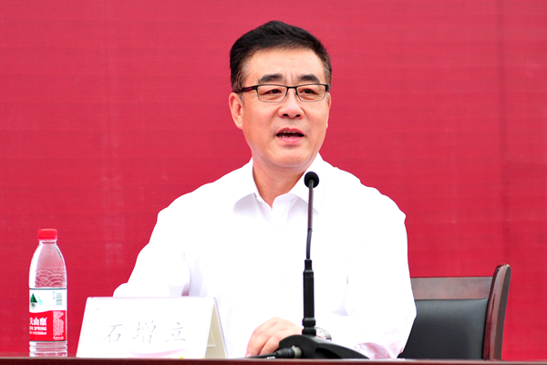 校党委书记石增立主持报告会 校党委书记石增立主持报告会