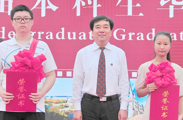 校党委书记李欣章为服务西部计划志愿者王晨曦和赵侃颁发荣誉证书 校党委书记李欣章为服务西部计划志愿者王晨曦和赵侃颁发荣誉证书