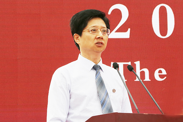 副校长朱军主持毕业典礼 副校长朱军主持毕业典礼