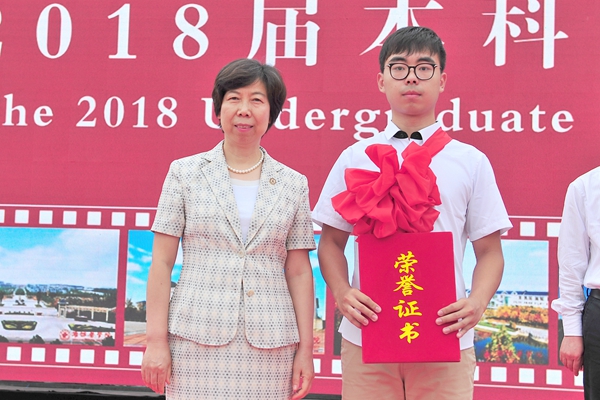 校党委副书记张潍华为买球官网第7例造血干细胞捐献者张勇杰颁发荣誉证书 校党委副书记张潍华为买球官网第7例造血干细胞捐献者张勇杰颁发荣誉证书