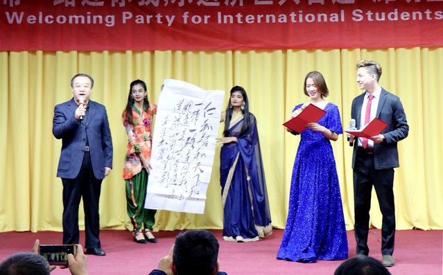 统战部王爱成部长通过书法作品寄语国际学生 统战部王爱成部长通过书法作品寄语国际学生