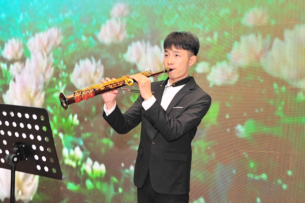 潍医在校学生演奏萨克斯乐曲《茉莉花》
潍医在校学生演奏萨克斯乐曲《茉莉花》
