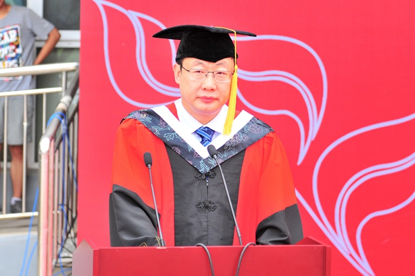校学位评定委员会副主席、副校长刘军主持毕业典礼 校学位评定委员会副主席、副校长刘军主持毕业典礼