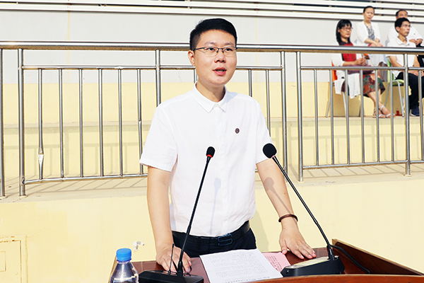 新生代表、博士研究生李秉航同学发言 新生代表、博士研究生李秉航同学发言