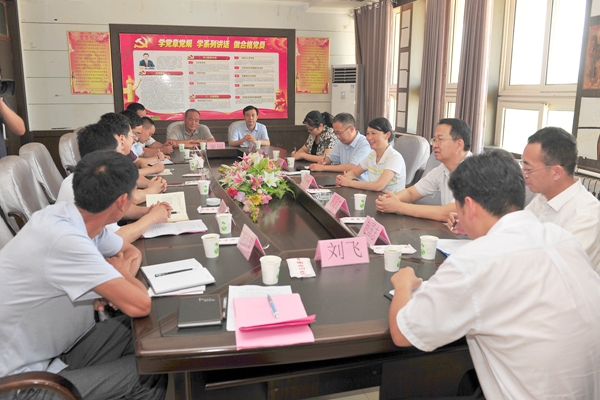 校领导与当地负责同志座谈 校领导与当地负责同志座谈