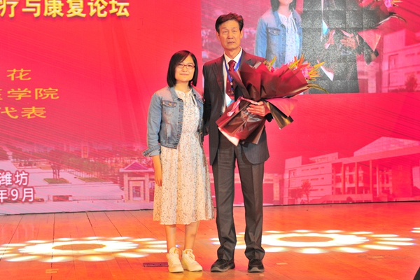 买球官网学生代表向秦泗河教授献花 买球官网学生代表向秦泗河教授献花