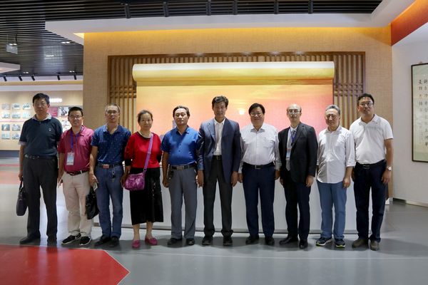 与会专家参观中国肢体畸形残障医学展览馆 与会专家参观中国肢体畸形残障医学展览馆