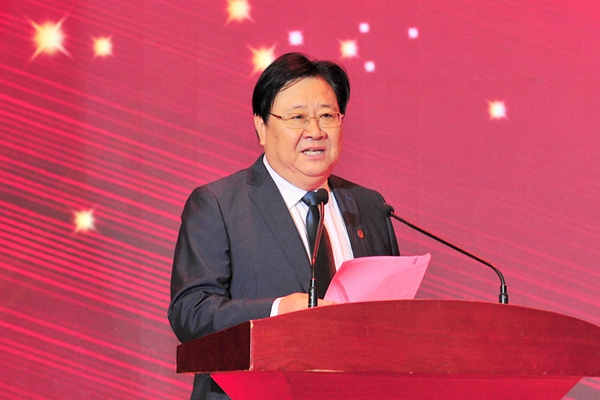 副校长孙宏伟主持大会 副校长孙宏伟主持大会