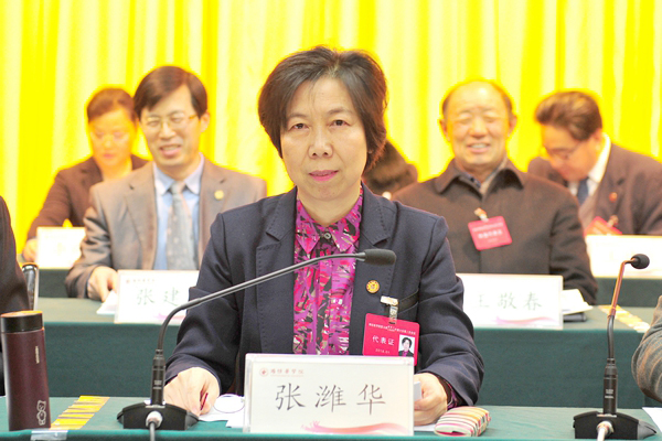 大会主席团副主席、大会秘书长、校党委副书记张潍华主持会议 大会主席团副主席、大会秘书长、校党委副书记张潍华主持会议