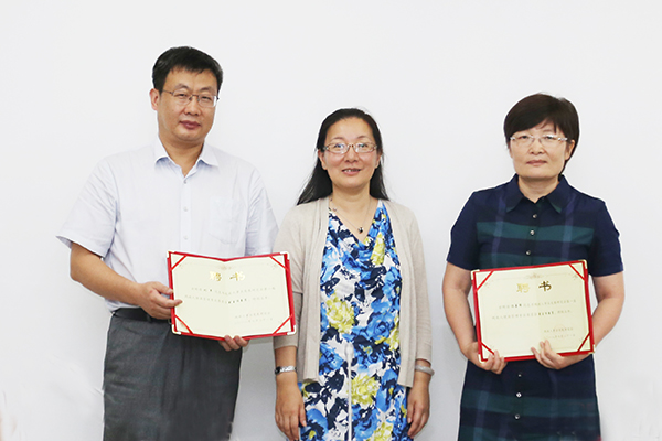 吕军为副主任委员冯善伟、刘军颁发聘书 吕军为副主任委员冯善伟、刘军颁发聘书