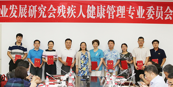 吕军为专业委员会委员颁发聘书 吕军为专业委员会委员颁发聘书