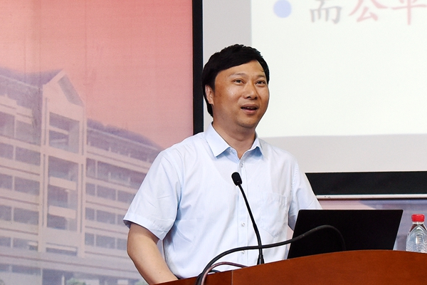 赖绍聪教授作报告 赖绍聪教授作报告