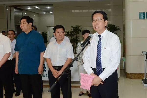 副校长、附属医院党委书记葛国文主持仪式 副校长、附属医院党委书记葛国文主持仪式