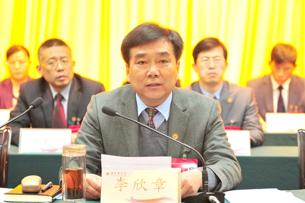 大会主席团主席、校党委书记李欣章主持会议并讲话 大会主席团主席、校党委书记李欣章主持会议并讲话