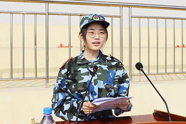 新生代表李超凡同学作表态发言 新生代表李超凡同学作表态发言