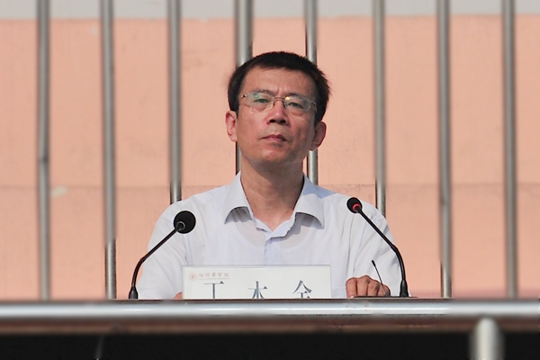 学生工作处处长(武装部部长)、军训工作领导小组副组长、2019级新生军训团政委丁木金主持会议 学生工作处处长(武装部部长)、军训工作领导小组副组长、2019级新生军训团政委丁木金主持会议