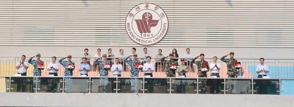 为7名2019年参军入伍的潍医学子佩戴大红花 为7名2019年参军入伍的潍医学子佩戴大红花