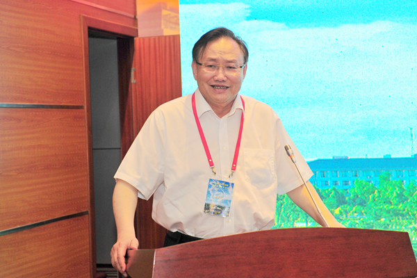 于布为教授作报告 于布为教授作报告