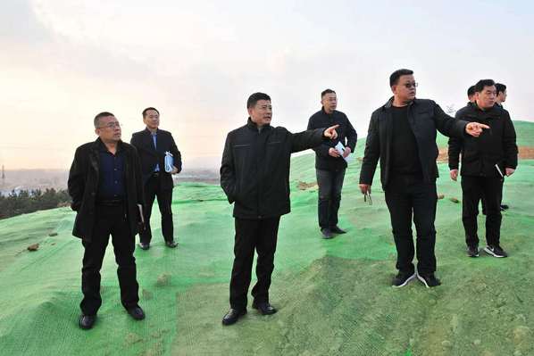 李明到仁和山工地现场办公
李明到仁和山工地现场办公