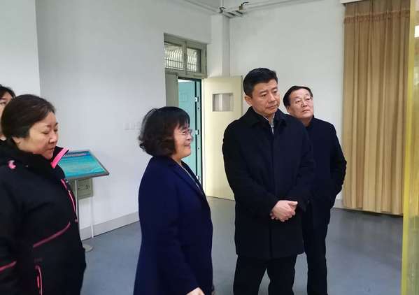 李明到生命科学馆现场办公 李明到生命科学馆现场办公