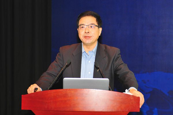 复旦大学卫生发展战略研究中心主任、国民健康社会风险预警治理协同创新中心首席战略科学家、博士生导师、长江学者、国家杰青获得者郝模教授作报告 复旦大学卫生发展战略研究中心主任、国民健康社会风险预警治理协同创新中心首席战略科学家、博士生导师、长江学者、国家杰青获得者郝模教授作报告