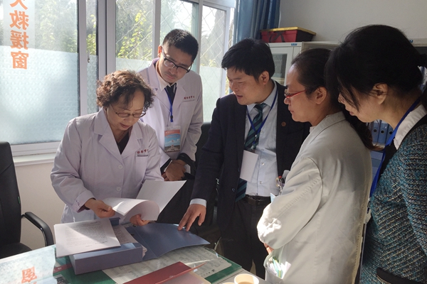 专家组查阅教学资料 专家组查阅教学资料