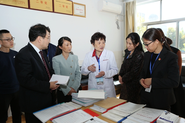 专家组查阅教学资料 专家组查阅教学资料