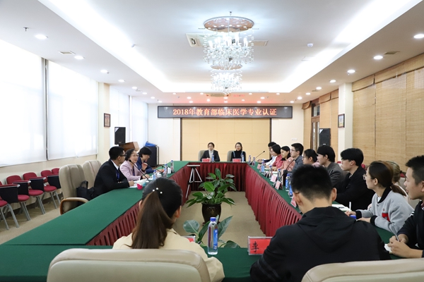 专家组与高年级学生座谈 专家组与高年级学生座谈