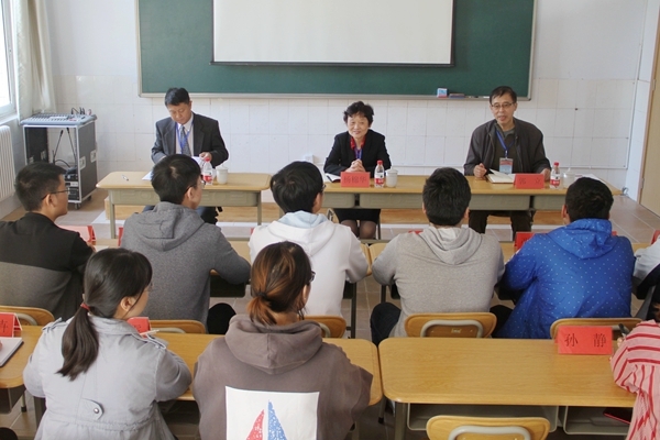 专家组与高年级学生座谈 专家组与高年级学生座谈