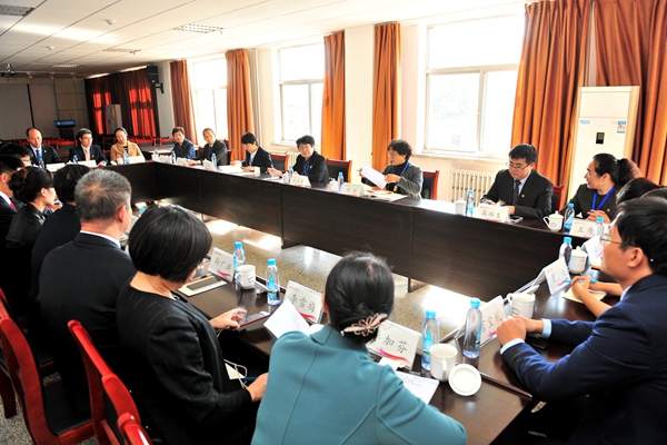 专家组与临床教师、管理人员座谈 专家组与临床教师、管理人员座谈
