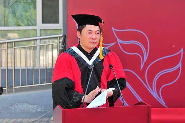 研究生导师代表伊正君教授发言 研究生导师代表伊正君教授发言