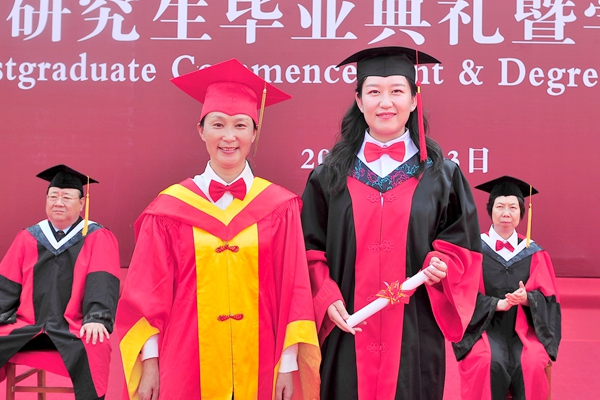 院长管英俊为博士研究生颁发学位证书 院长管英俊为博士研究生颁发学位证书