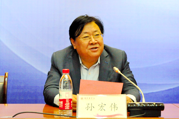 副校长孙宏伟在闭幕式上讲话 副校长孙宏伟在闭幕式上讲话