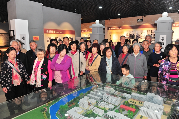参观校史馆