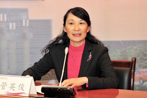校党委副书记、校长管英俊主持报告会 校党委副书记、校长管英俊主持报告会
