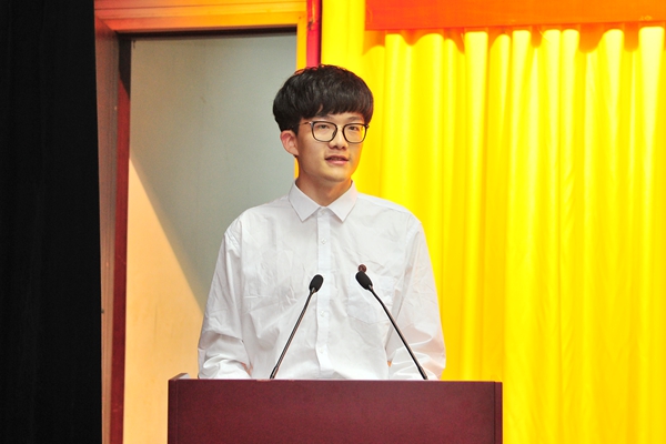 学生代表麻醉学系耿志浩同学发言 学生代表麻醉学系耿志浩同学发言