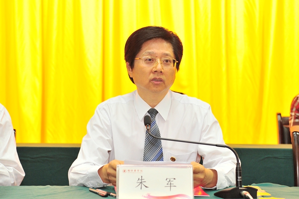副校长朱军主持庆祝大会 副校长朱军主持庆祝大会