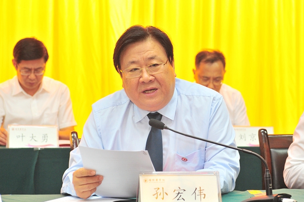 副校长孙宏伟宣读受上级表彰的集体、个人名单 副校长孙宏伟宣读受上级表彰的集体、个人名单