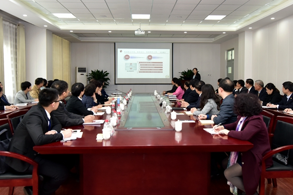 专家组听取基础医学教学部主任汇报 专家组听取基础医学教学部主任汇报