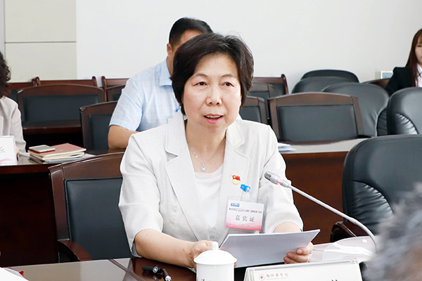 校党委副书记张潍华主持会议 校党委副书记张潍华主持会议